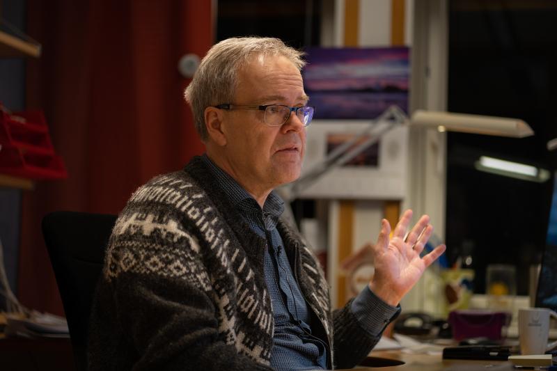 Tore Henriksen på kontoret sitt på Det juridiske fakultetet ved UiT.